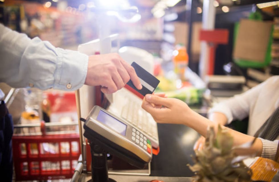 Una cajera de La Rioja le robó datos de un cliente y realizó compras a su nombre
