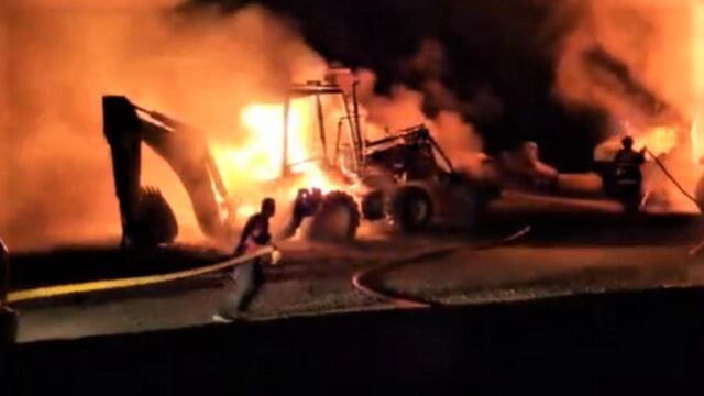 Mapuches incendiaron maquinarias en Villa La Angostura y dejaron un mensaje amenazante.