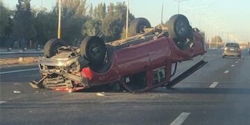 Un hombre de nacionalidad boliviana volcó en Acceso Sur y Araoz: tenía el triple de alcohol en sangre permitido. Twitter