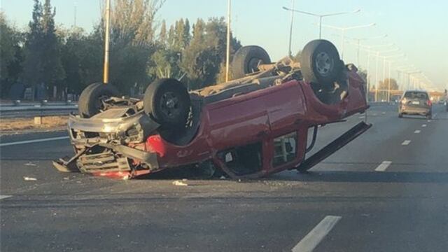 Un hombre de nacionalidad boliviana volcó en Acceso Sur y Araoz: tenía el triple de alcohol en sangre permitido. Twitter