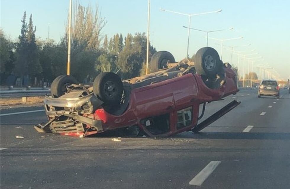 Manejaba ebrio y volcó en el Acceso Sur