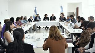 Los ministros de Gobierno, Justicia y Trabajo, Normando Álvarez García; y de Educación, Miriam Serrano, encabezaron la reunión paritaria con los sindicatos docentes y en la que participaron también funcionarios de Educación, Hacienda y Trabajo.