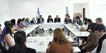 Los ministros de Gobierno, Justicia y Trabajo, Normando Álvarez García; y de Educación, Miriam Serrano, encabezaron la reunión paritaria con los sindicatos docentes y en la que participaron también funcionarios de Educación, Hacienda y Trabajo.