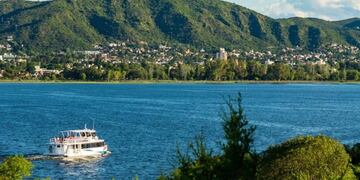 Varias empresas ofrecen paseos en sus embarcaciones. (Catamaranes Carlos Paz)