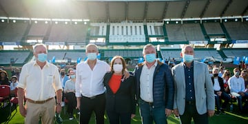 Héctor Campana, Alejandra Vigo y Eduardo Acastello en la presentación del programa "Construyendo Clubes".