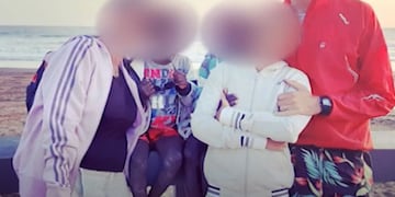 La familia junto a los niños africanos adoptados y luego abandonados en una comisaría