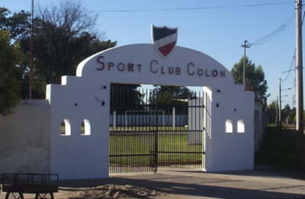 Violencia en el fútbol: en pleno partido, agredió a un árbitro en Villa María y fue detenido