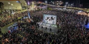 Miles de vecinos participaron de la Vigilia en la plaza Malvinas de Ushuaia