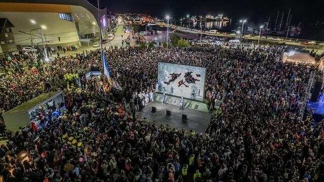 Miles de vecinos participaron de la Vigilia en la plaza Malvinas de Ushuaia