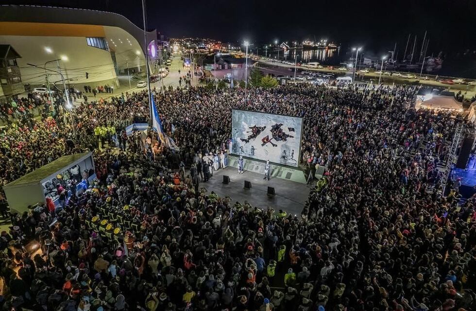 Miles de vecinos participaron de la Vigilia en la plaza Malvinas de Ushuaia