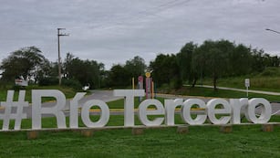 ID:7877767 Río Tercero Cartel sobre la circunvalación en el ingreso desde Despeñaderos( Ramiro Pereyra /La Voz)