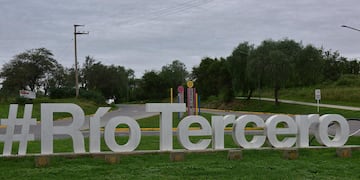 ID:7877767 Río Tercero Cartel sobre la circunvalación en el ingreso desde Despeñaderos( Ramiro Pereyra /La Voz)