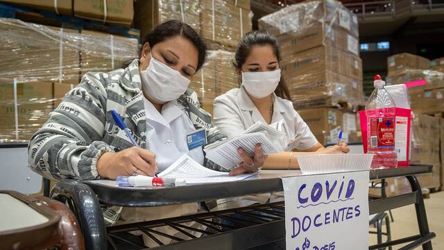 La vacunación para docentes se realizará durante las vacaciones de verano.