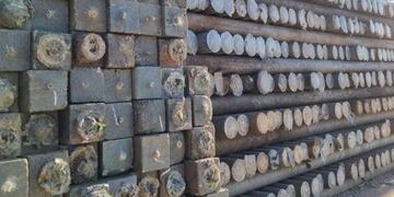 Los residuos plásticos son transformados en listones que son usados como postes para los viñedos o para fabricar otros elementos innovadores. Gentileza MG