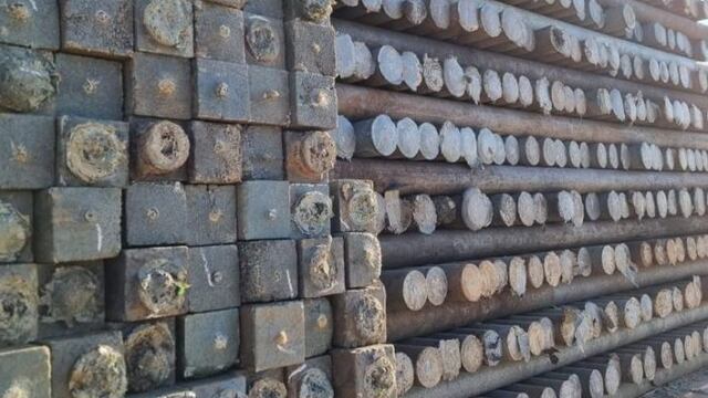 Los residuos plásticos son transformados en listones que son usados como postes para los viñedos o para fabricar otros elementos innovadores. Gentileza MG