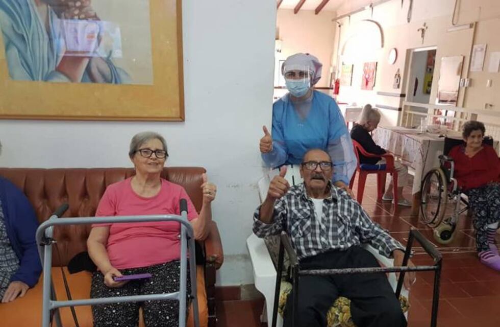 Vacunación de los abuelos del geriátrico
