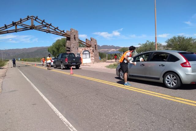 Entregaron bolsas para residuos en el pórtico de ingreso a Valle Grande.