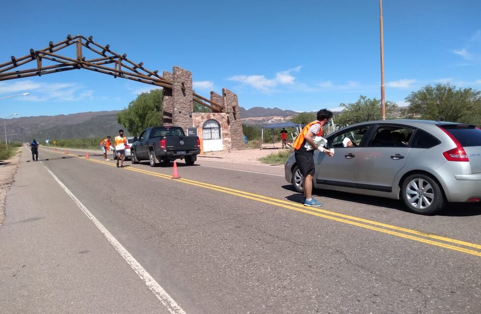 Para generar conciencia entregaron bolsas para residuos en el portico en Valle Grande