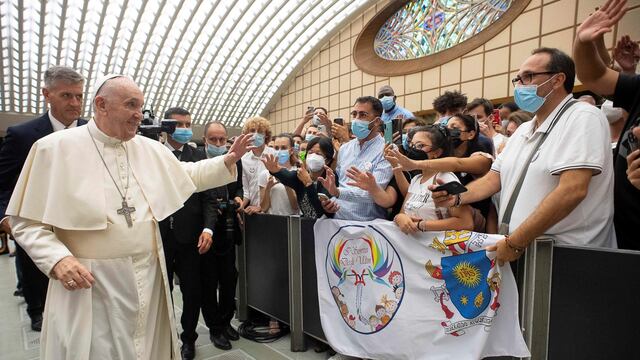 El papa Francisco volvió a encabezar una audiencia general a un mes de su operación