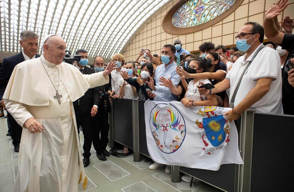 El papa Francisco volvió a encabezar una audiencia general a un mes de su operación