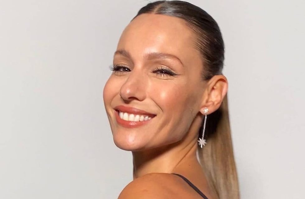 Pampita se anticipó a la temporada y enamoró a todos con su look canchero: jean, top y camisa oversize