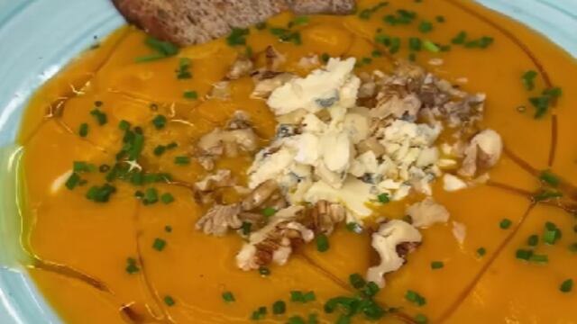 Cómo hacer sopa de calabaza cremosa.