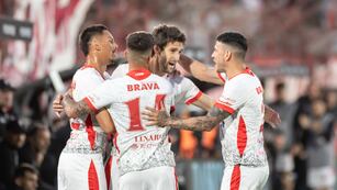 Lucas Albertengo celebra su gol ante Huracán. El primer que anota en Instituto (Prensa IACC).