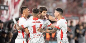 Lucas Albertengo celebra su gol ante Huracán. El primer que anota en Instituto (Prensa IACC).