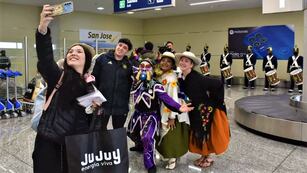 En el inicio del fin de semana largo, el aeropuerto "Horacio Guzmán" es una de las puertas de ingreso del turismo que masivamente llega a Jujuy para la Semana Santa.