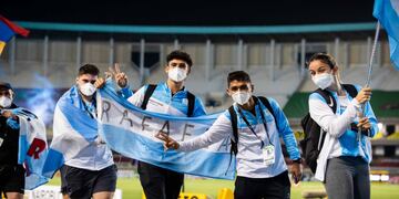 La delegación argentina, con Tomás Mondino portando una bandera con la leyenda de "Rafaela"