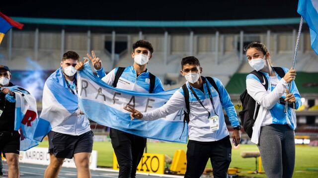 La delegación argentina, con Tomás Mondino portando una bandera con la leyenda de "Rafaela"