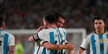 Abrazo eterno. Paulo Dybala con Lionel Messi. Y todos contentos (Twitter SportCenter).