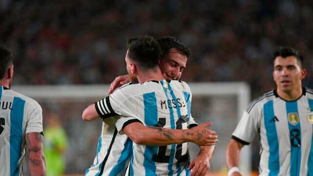 Abrazo eterno. Paulo Dybala con Lionel Messi. Y todos contentos (Twitter SportCenter).