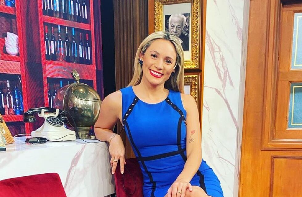 Rocío Oliva posó en una microbikini amarilla mientras tomaba el sol