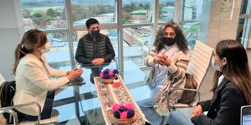 Las profesionales del Ministerio de Salud de Jujuy, en diálogo con Ezequiel Escobar y Florencia Pereyra, durante la entrega del audiómetro uSound.