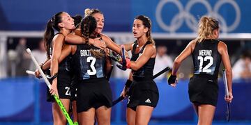 El seleccionado nacional, con camiseta negra, vence a China en Tokio 2020. (@ArgFieldHockey)