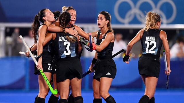 El seleccionado nacional, con camiseta negra, vence a China en Tokio 2020. (@ArgFieldHockey)