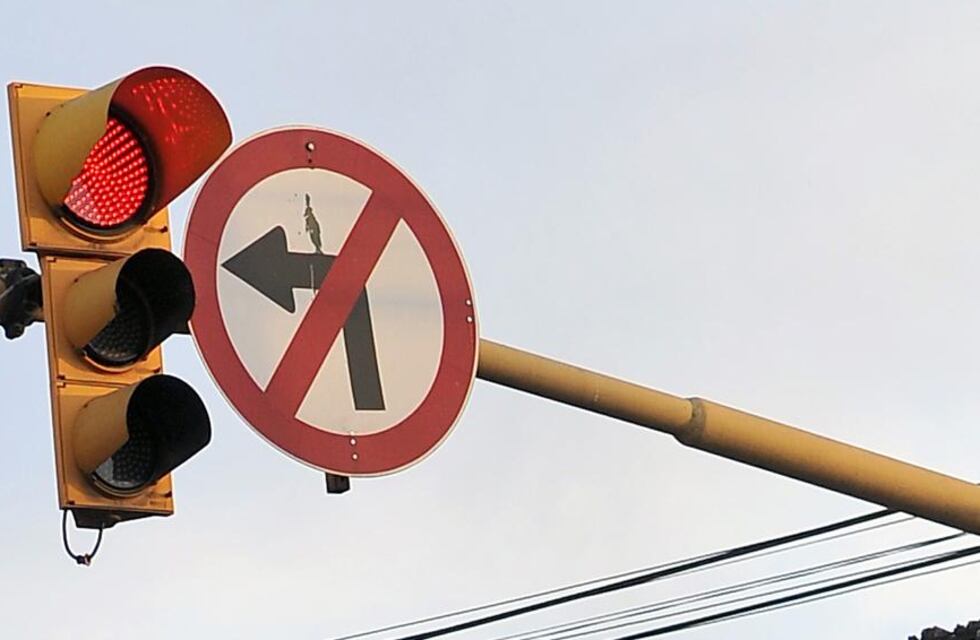 Una mujer de Mar del Plata frenó en un semáforo y un hombre entró al auto para abusar de ella