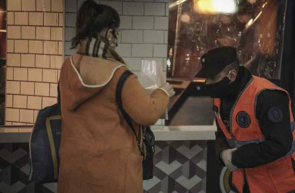 Nuevas restricciones: la Ciudad prohibiría la circulación los fines de semana y estaría solo tres días sin clases presenciales