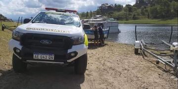 Un servicio de emergencias constató el deceso del infortunado pescador.