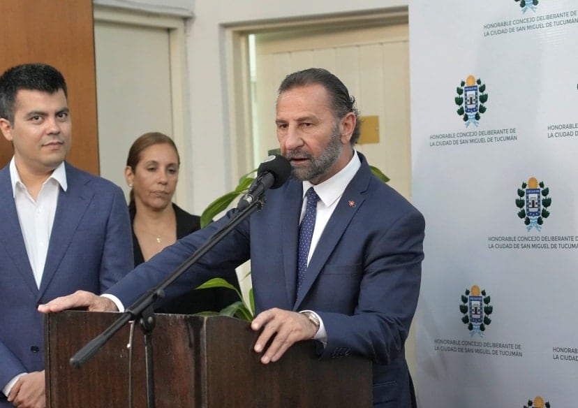 Juri saludó a los empleados municipales y destacó su labor cotidiana al servicio de la ciudad.