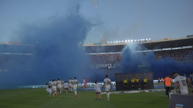 Marea Albiazul en el Kempes, empujando a Talleres para pelear la Liga hasta el final (Javier Ferreyra / La Voz).