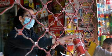 Los comercios podrán abrir hasta más tarde por las Fiestas (Orlando Pelichotti  / Los Andes)