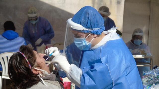 Más de 1.500 casos positivos se registraron este viernes en Córdoba.