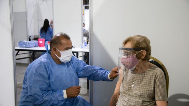 Hubo 4.656 vacunados mayores de 80 años y otros 511 en geriátricos en el primer día de la vacunación.