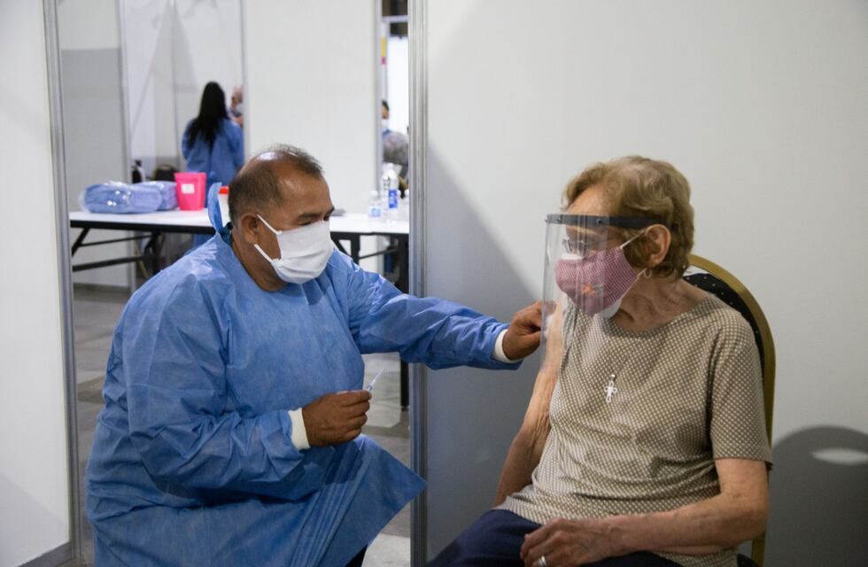 Hubo 4.656 vacunados mayores de 80 años y otros 511 en geriátricos en el primer día de la vacunación