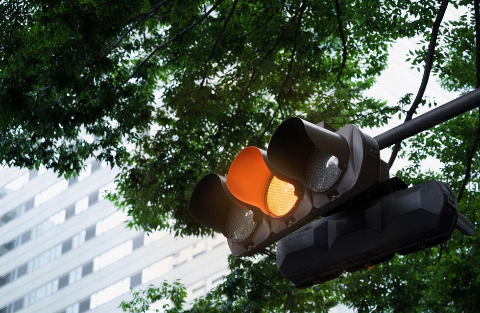 ¿Se va a añadir una cuarta luz en el semáforo?: qué sugieren los expertos