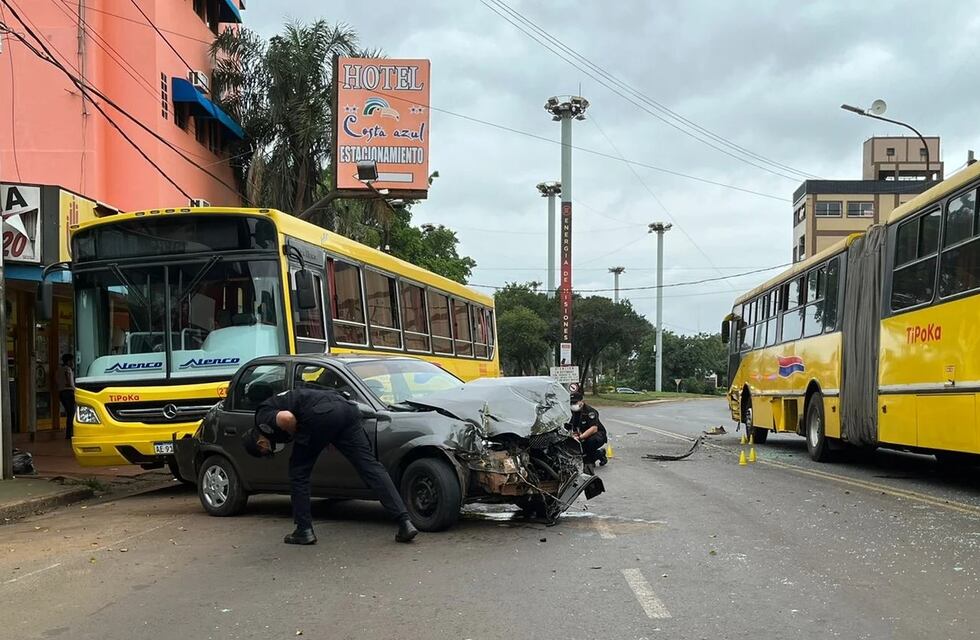 Chocaron contra dos colectivos en Posadas y escaparon de la escena