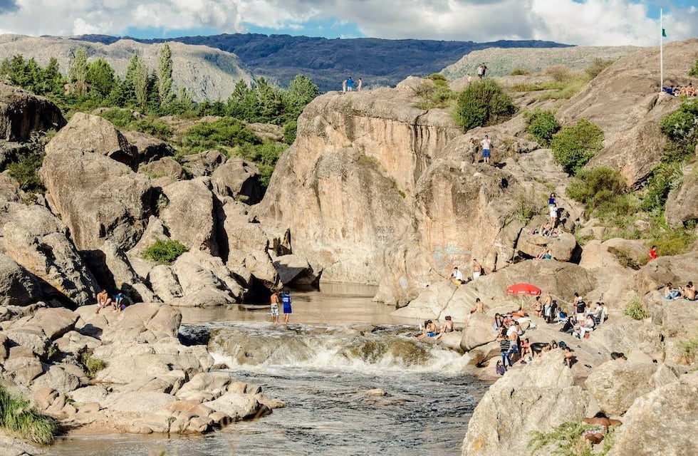 Mina Clavero: turista hizo un clavado y terminó “rompiéndose” el tabique