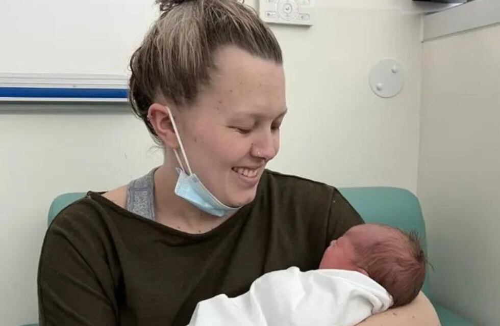 Le dolía la panza, fue al baño y dio a luz a un bebé en el inodoro